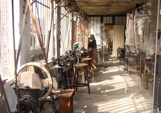 Musée du peigne et parures atelier de fabrication