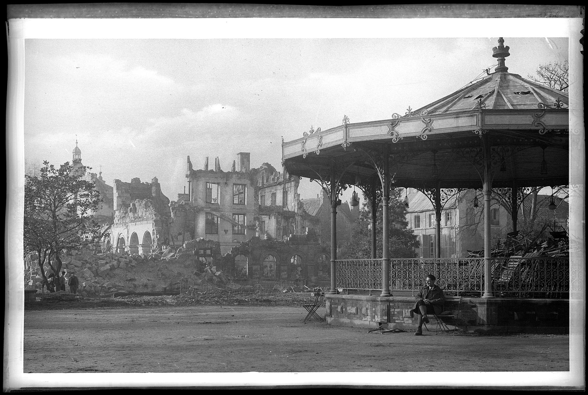 Caen, place de la République, 1944. 