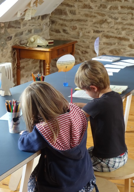 Les enfants dans l'atelier de Prévert