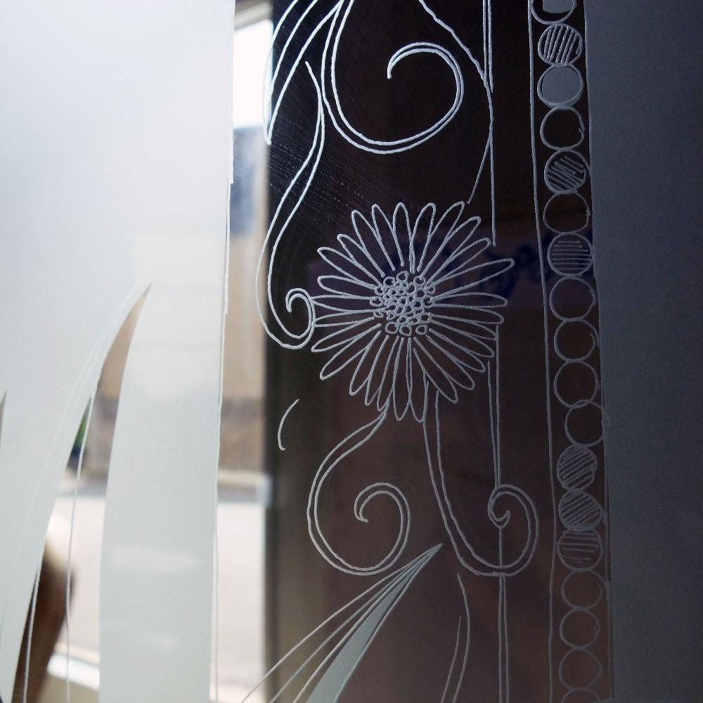 Atelier pédagogique de gravure sur verre par Julia Robert