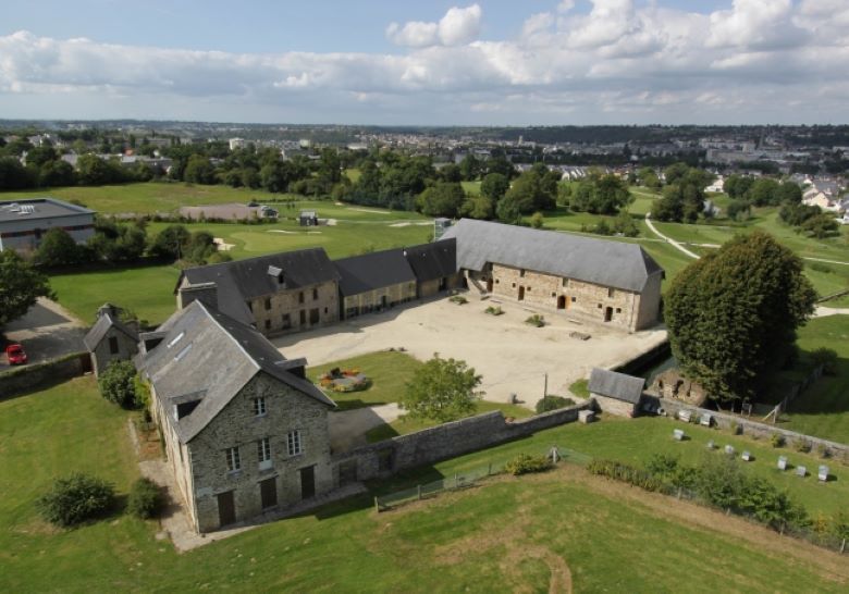 Visite des extérieurs de la ferme du Boisjugan